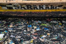 Accra;-Ghana;-Jamestown;-beach;-pirogue;-hull;-Sarakabi;-plastic-waste;-pollution;-debris;-environmental-crisis;-Korle-Lagoon;-artisanal-fishing;-contrast;-detail;-Gulf-of-Guinea;-West-Africa;-historic-district;-documentary-photography;-environmental-photography;-Kaleidos;-Kaleidos-images;-La-parole-à-limage;-Stories-Pictures;-Tarek-Charara